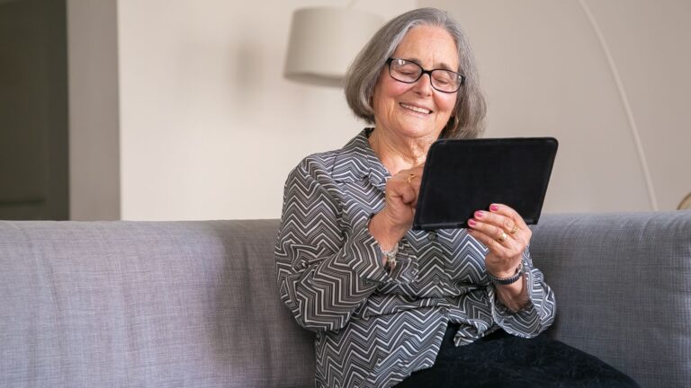 Non è mai troppo tardi per imparare: Talentraining nel progetto STAY ACTIVE 1 anziani tablet stay active